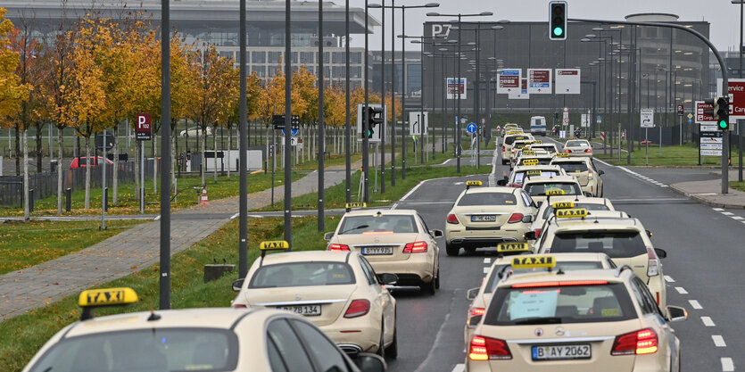 Taxis stehen vor dem BER