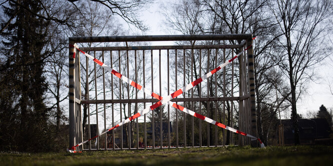 Fußballtor mit Absperrband