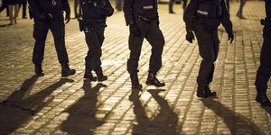Die Beine von Polizisten, sowie ihre Schatten