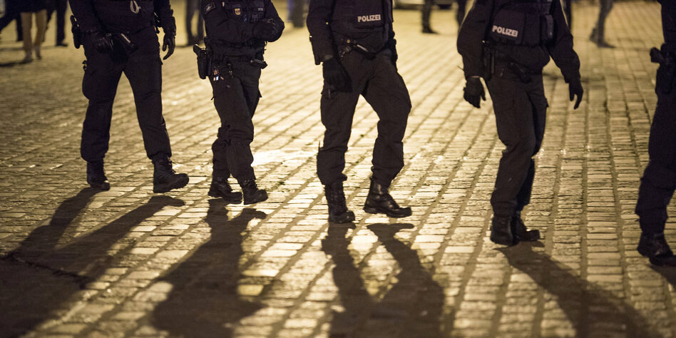 Verdachtsfälle Rassismus bei Polizei: Parolen, Runen, Chatgruppen 