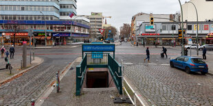 Blick auf die U-Bahnstation Kurfürstenstraße und die Kreuzung dahinter