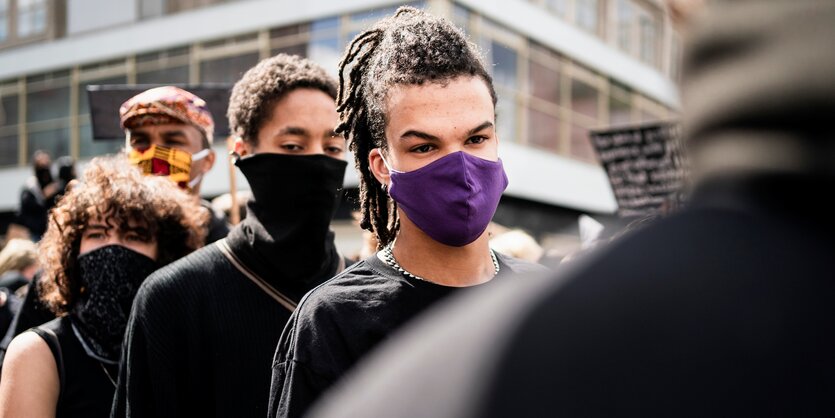 Menschen bei einer Demonstration in Gedenken an den Tod des Amerikaners George Floyd