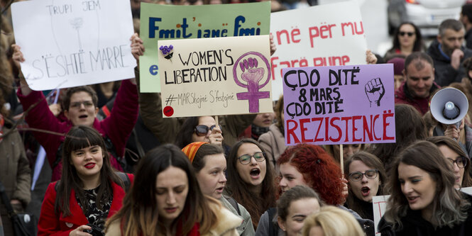 Frauen mit Transparenten demonstrieren in Prishtina.