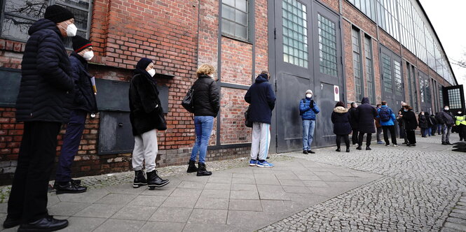 Pflegekräfte stehen vor dem Impfzentrum Arena in Berlin Treptow in einer langen Schlange für die Impfung gegen das Corona-Virus an