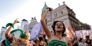 AbtreibungsbefüworterInnen demonstrieren am Dienstag in Buenos Aires