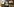 Ein Mann hält ein Smartphone in der Hand - auf dem Bildschirm zeigt ein Kleiner Junge über Videochat seine grün bemalten Hände