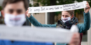 Am „Tag der Pflege“ demonstrieren Pflegende unter dem Motto "Die Pflege schnappt nach Luft" vor dem Bundesministerium für Gesundheit