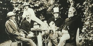 Turgenew mit anderen Männern und einer Frau an einem Tisch