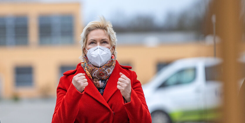 Manuela Schwesig mit zusammengedrückten Fäusten