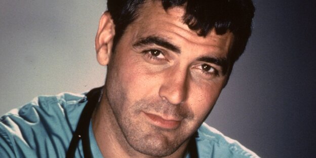 Der junge George Clooney hübsch in Notarztkittel