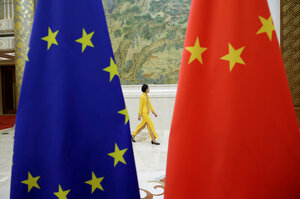 Eine Person geht an den Flaggen der EU und Chinas im Diaoyutai State Guesthouse in Peking vorbei