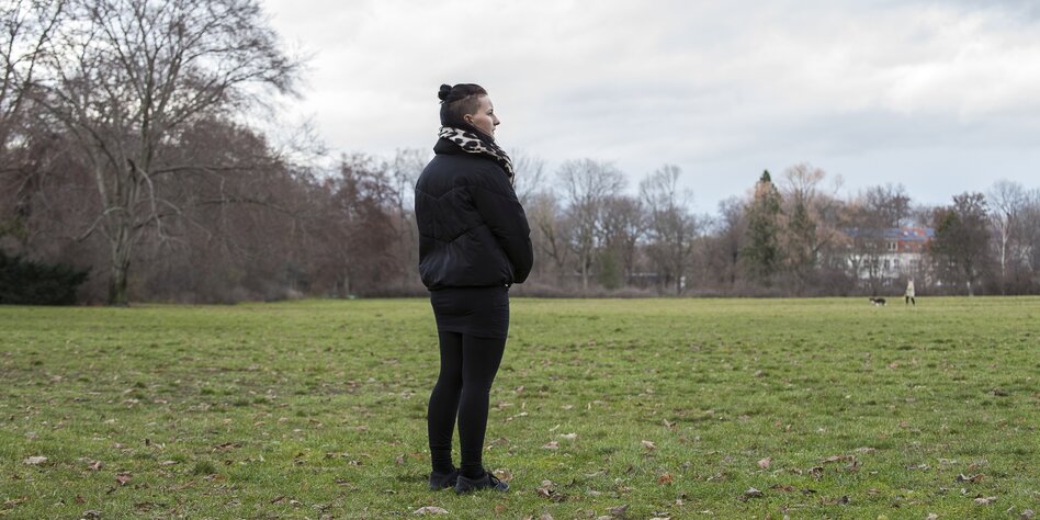 Steffi Maier steht auf einer Wiese, sie ist von schräg hinten fotografiert und ganz in Schwarz gekleidet.