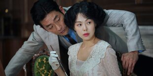 Ha Jung-woo beugt sich über Kim Min-hee, diese schaut weg