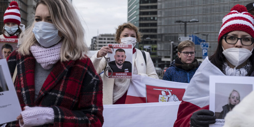 Menschen demonstrieren gegen Menschenrechtsverletzungen und das Regime in Belarus nahe dem EU Hauptsitz in Brüssel