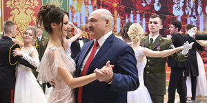 Alexander Lukaschenko tanzt mit einer jungen Frau