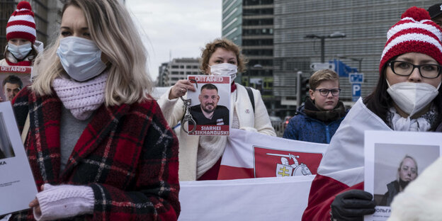 Menschen demonstrieren gegen Menschenrechtsverletzungen und das Regime in Belarus nahe dem EU Hauptsitz in Brüssel