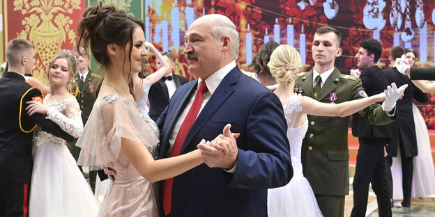 Alexander Lukaschenko tanzt auf einem Ball