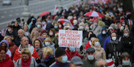 Demonstraten bei einem Protestmarsch Minsk