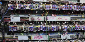 Der „Raw Material Generator“ von Michaela Rotsch und Kadir Fadhel ist eine Ansammlung von Schaltern und Kabeln.