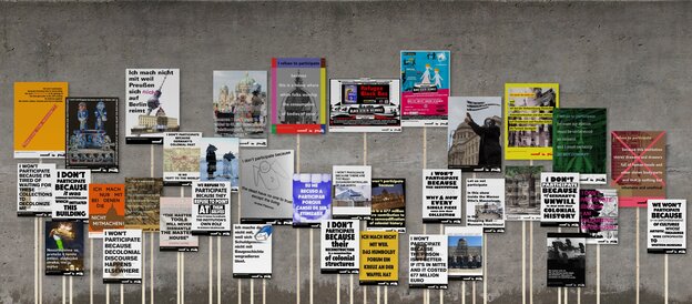 Eine Sammlung von Protestschildern gegen das Humboldt Forum