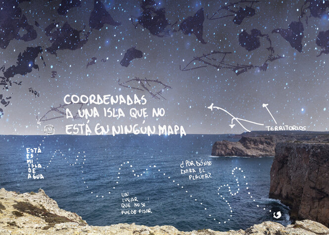 Schrift über einem Meeer: Auszug aus der Filmarbeit „Coordinates to an Island in No Map“ von Diana Troya und Amanda Chartier Chamorro