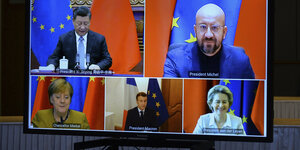 Ein Bildschirm zeigt Xi Jinping (oben l-r), Präsident von China, Charles Michel, Präsident des Europäischen Rates, Bundeskanzlerin Angela Merkel (unten l-r), Emmanuel Macron, Präsident von Frankreich, und Ursula von der Leyen