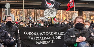 Mehre hundert Linke protestieren gegen die Krise