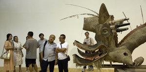 Besucher in der Ausstellung von Ai Weiwei in Peking
