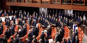Abgeordnete erheben sich im türkischen Parlament in Ankara