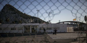 Blick durch einen Zaun auf den Affenfelsen von Gibraltar