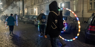 Menschen ziehen in der Silvesternacht durch HH-St. Pauli