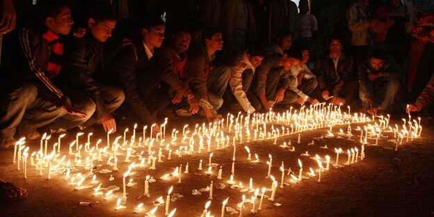 Mitarbeiter der Polizei entzünden Kerzen zum Gedenken an die Opfer des Terroranschlags in Mumbai