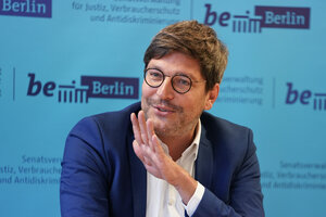 Ein Mann sitzt auf einer Pressekonferenz Ein Mann sitzt auf einer Pressekonferenz