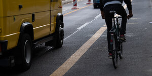 Ein Radfahrer ist auf dem Pop-up-Radweg auf der Skalitzer Straße unterwegs