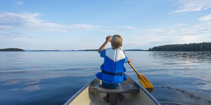 Junge im Paddelboot