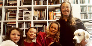 Beata Ernman (l-r), ihre Schwester, die schwedische Klimaaktivistin Greta Thunberg, und ihre Eltern, Malena Ernman und Svante Thunberg, zeigen sich mit den Hunden der Familie (undatiert).