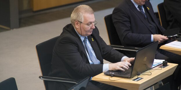Der Abgeordneter Kay Nerstheimer sitzt im Plenarsaal des Abgeordnetenhauses an einem Laptop und tippt etwas auf der Tastatur