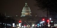 Das Kapitol in Washington vor dem Nachthimmel
