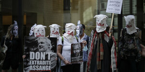 Protestierende mit Schildern gegen die Ausliegerung Assanges