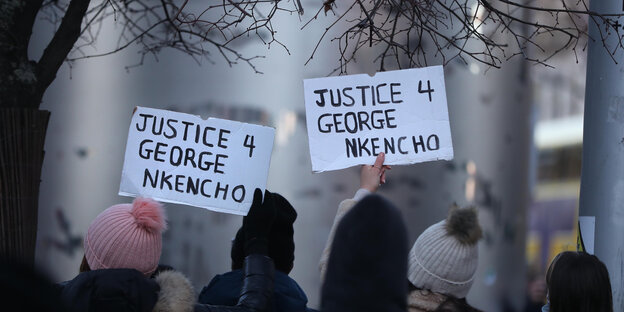 Die Teilnehmer einer Mahnwache in Gedenken an George Nkencho halten Schilder mit der Aufschrift «Justice 4 George Nkencho» (Gerechtigkeit für George Nkencho) hoch