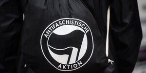 Schwarzer Rucksach mit Antifa-Symbol