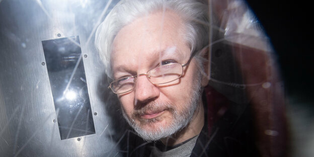 Julian Assange mit weißen Haaren