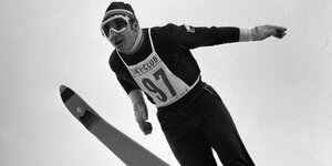 Skispringer Jiří Raška in der Luft