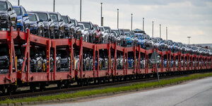 BMW Neuwagen, auf Frachtwagons, im Hafen von Cuxhaven,