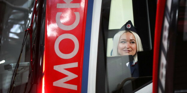 Eine Fahrerin ist in der Kabine eines Metro-Zuges in Moskau