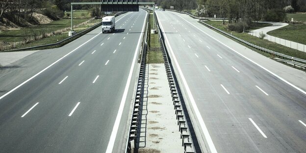 Fast leere Autobahn: Nur ein Kleintransporter ist zu sehen