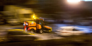 Räumfahrzeug der BSR in der Nacht