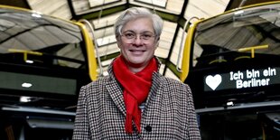 Eva Kreienkamp vor BVG-Bussen