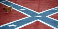Ein Hund steht auf einer auf den Boden gemalten Konföderiertenflagge