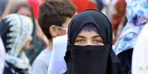 Junge Frau bei Protest nach Vergewaltigung einer Frau im September in Lahore